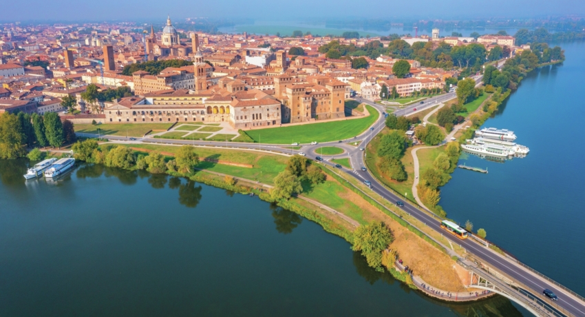 GRUROLO HAUPT _C_ shutterstock_ - Mantua-Lotusblüten und Natur